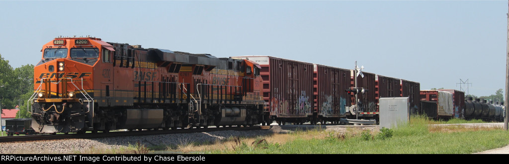 BNSF 4200 and BNSF 6761 putting in work 